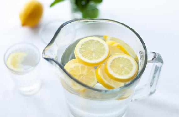夏天喝柠檬水好不好 夏季喝柠檬水7个注意事项