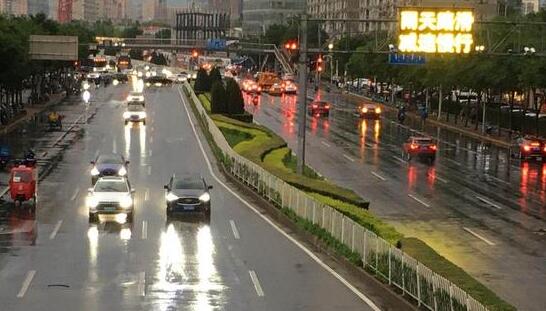 今明北京雷雨交加气温仅30℃ 市民外出注意防雷避雨和交通安全