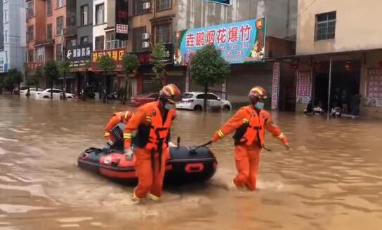 漓江上游普降大到暴雨 市内游航线实行船舶交通管制