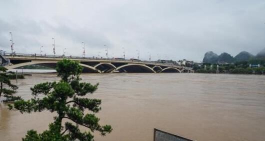 漓江上游普降大到暴雨 市内游航线实行船舶交通管制