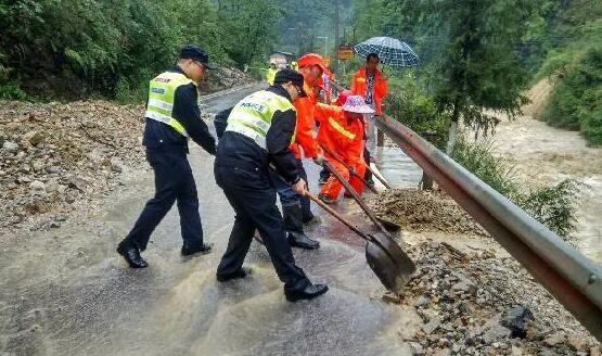 湖南省道S253吉首段发生滑坡 5小时抢修目前已经恢复通车