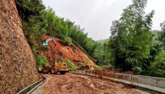 福建继续发布雷电黄色预警 局地多处塌方电杆发生断线故障