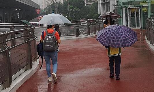 今晨重庆暴雨部分高速交通管制 主城区气温最高不超30℃