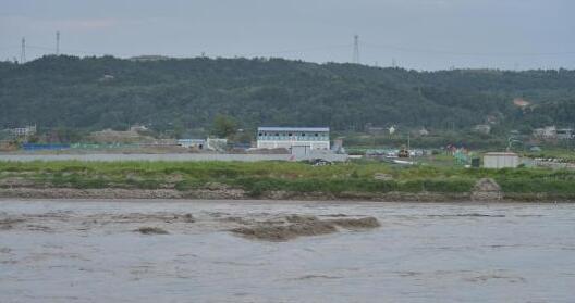 四川首次出现超警戒水位洪水 绵阳江油等地发布雷电预警