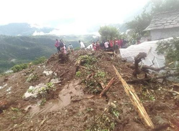 尼泊尔突发山体滑坡9人死亡 救援曾因雨势过大被迫终止