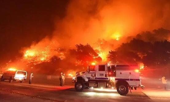 美国南加州圣塔芭芭拉爆发山火 当局投入消防车和直升机灭火