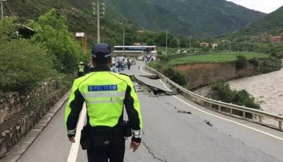 四川阿坝州多处道路发生塌方 部分高速路段实施交通管制