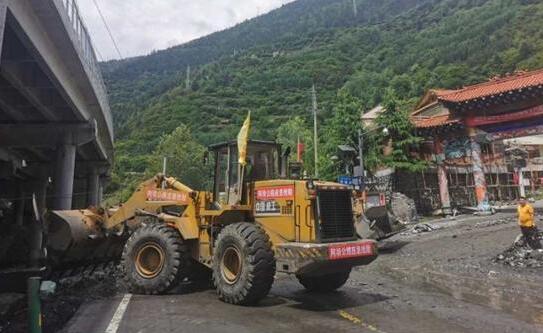 四川理县突发山洪造成交通中断 当地政府紧急转移34户村民