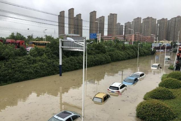 安徽合肥遭遇局地内涝 多家门面房因内涝被淹