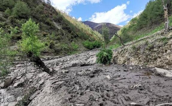 陕西发布暴雨与地质灾害双预警 发生滑坡泥石流可能性大