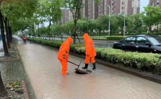 上海市区部分路段积水超25厘米 今天仍有雷雨出行需备好雨具