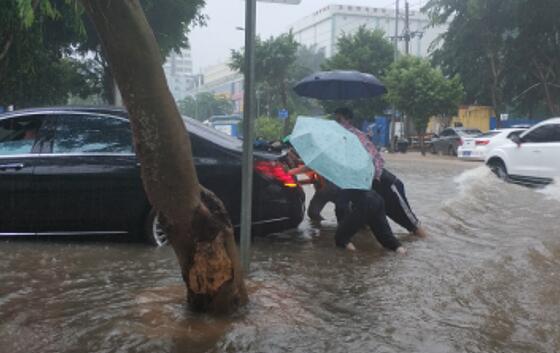 海南暴雨三级预警降雨量超200毫米 可能引发城乡积涝山洪灾害