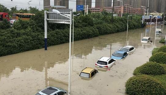 匈牙利首都布达佩斯遭暴雨袭击 1人死亡大量火车班次取消