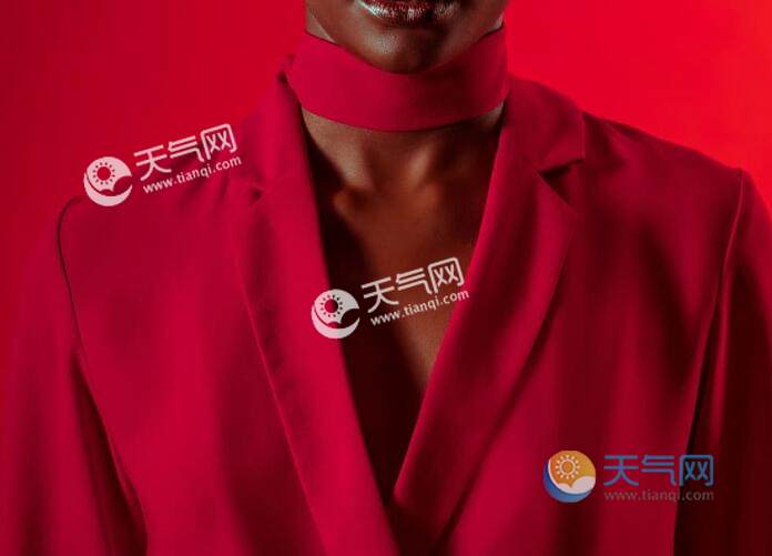 长时间晒太阳穿什么颜色衣服 穿什么颜色的衣服防晒效果好