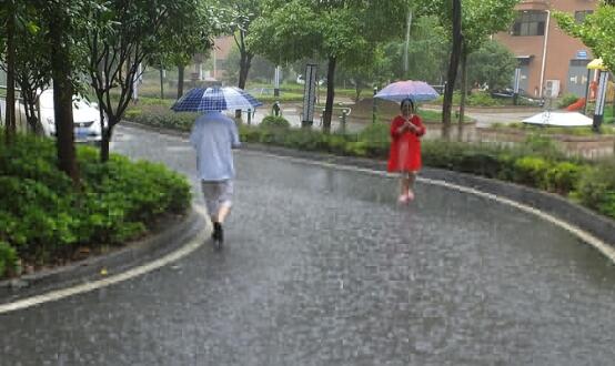 湖北强降雨不断并伴有雷暴大风 省会武汉今日气温高达34℃