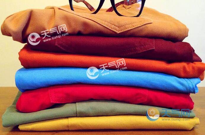 长时间晒太阳穿什么颜色衣服 穿什么颜色的衣服防晒效果好