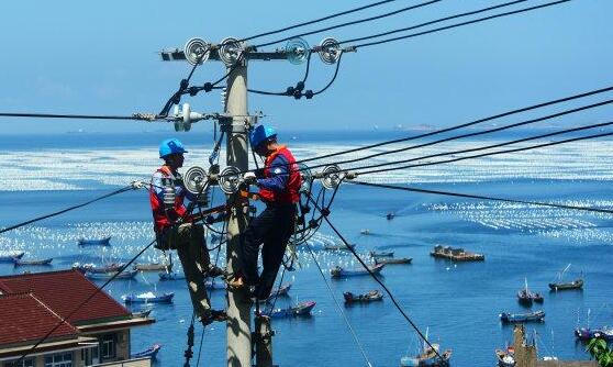 厦门多地气温突破35℃高温线 市民户外要注意防晒补水