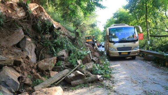 重庆忠县发生边坡塌方导致道路阻断 目前未有人员受伤已恢复通行