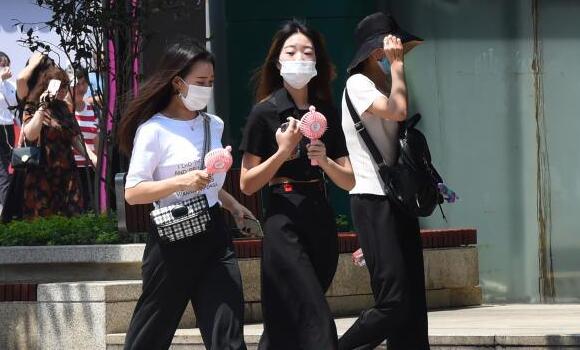 厦门多地气温突破35℃高温线 市民户外要注意防晒补水