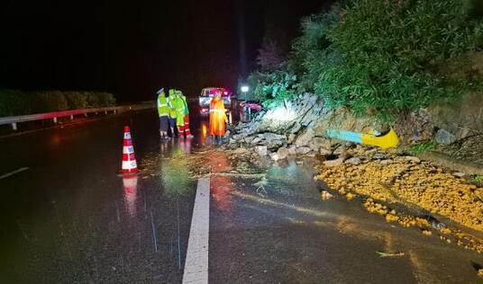 贵州六盘水暴雨29处路段边坡垮塌 部分路段车辆还无法通行