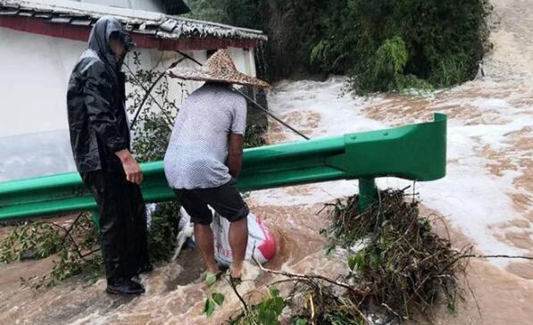 四川万源最大降雨量超285毫米 洪水漫上国道车辆需避开绕行