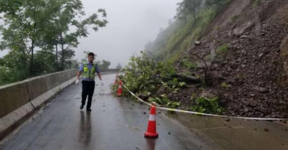 贵州六盘水暴雨29处路段边坡垮塌 部分路段车辆还无法通行
