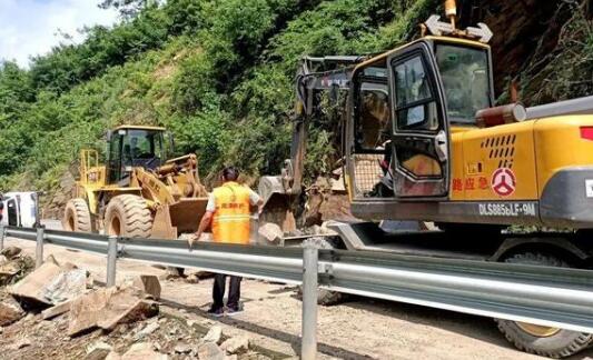 湖北南漳县251省道发生落石塌方 公路部门2个多小时及时抢通