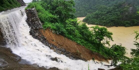 鹤峰县暴雨部分路段交通中断 23名群众被安全送过河