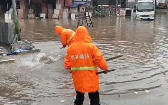 安徽黄山部分低洼处出现内涝 店铺被淹不少车辆在路上熄火