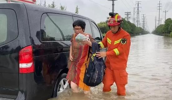 安徽六安区积水致面包车被困 六安消防及时救出2名被困人员