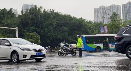 今早重庆暴雨多个高速入口交通管制 万州奉节等地2级高风险灾害