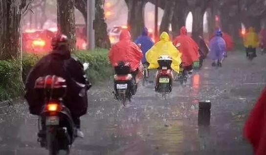 广东气温超35℃天气依旧炎热 午后雷阵雨外出注意携带雨具