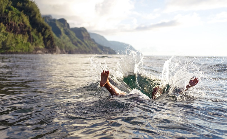 游泳溺水自救方法 夏天游泳不慎溺水如何自救