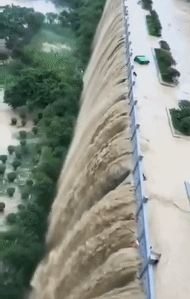 贵州暴雨街道下出现瀑布景观 市场50家商铺被淹积水1米