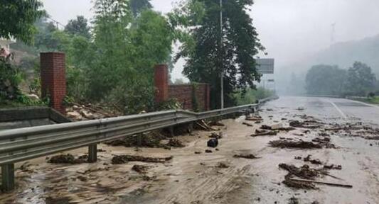 兰海高速重庆路段积水严重 现场路面大面积被洪水淹没