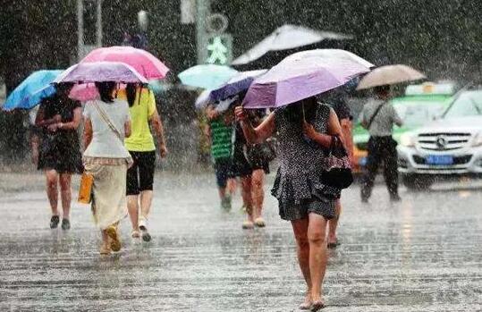 山东局部大雨或暴雨还伴有雷电 济南乌云密布气温跌至21℃