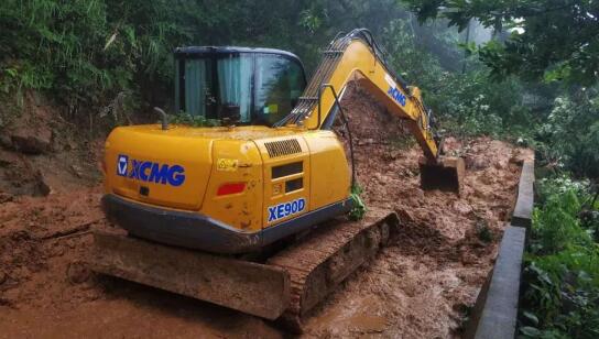 湖南五雷山景区暴雨引发山体滑坡 44名游客被困公路部门紧急救援