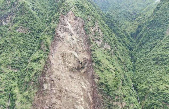 汶川山体高位崩塌预警及时无人伤亡 未形成堰塞湖