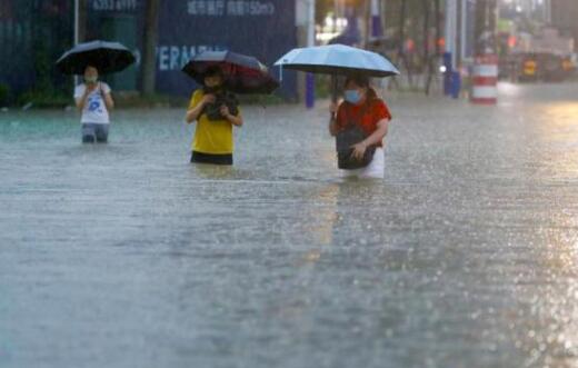 合肥发布今年首个暴雨红色预警 雨量超过75毫米街道变汪洋