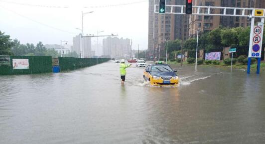 安徽省会合肥出现严重积水内涝 局部降雨量超过80毫米/小时