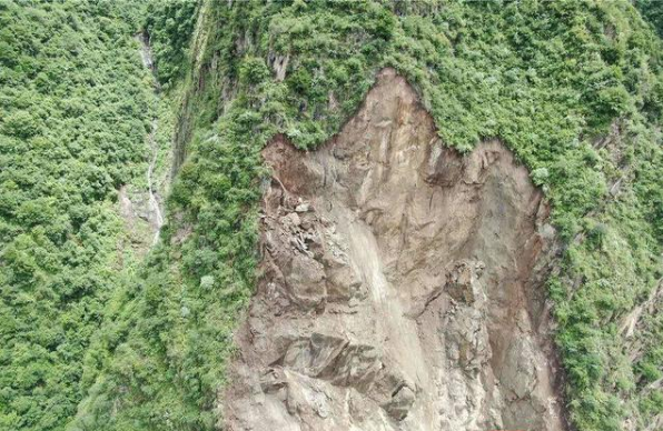 汶川山体高位崩塌预警及时无人伤亡 未形成堰塞湖