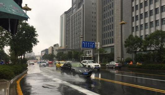 江苏全省被雨水笼罩气温不超30℃ 需注意防范城乡积涝灾害