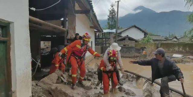 四川凉山冕宁县遭遇特大暴雨 消防队出动搜寻失联人员