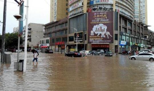河南信阳大暴雨多地出现内涝 市内多车辆被淹出行困难