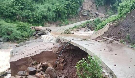 重庆国道319武隆段发生泥石流塌方 目前还在抢修下无法通行