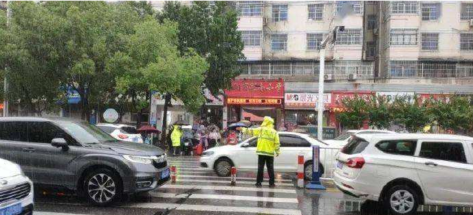 暴雨蓝色预警持续：贵州四川成为新降雨中心