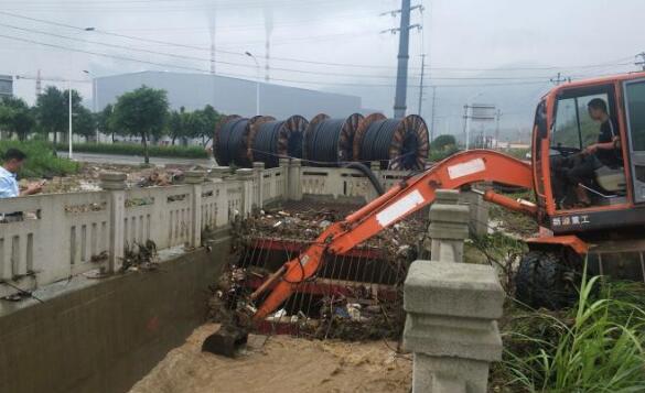 重庆涪陵多条公路发生塌方 现在已抢通半幅道路
