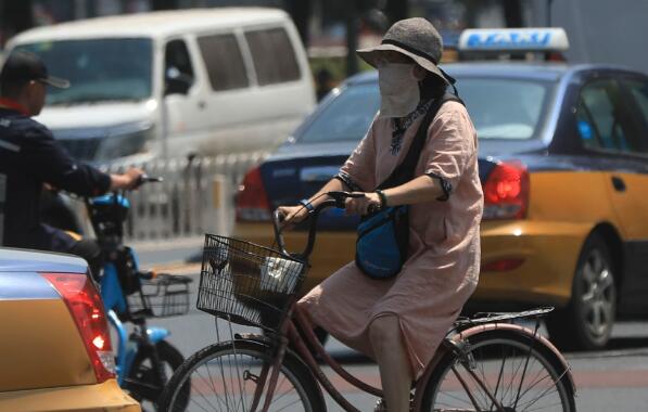 广东持续高温午后伴有雷阵雨 市民白天外出注意防暑防晒