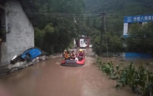 昭通洪水房屋车辆都被淹没 消防员及时救出被困群众16人