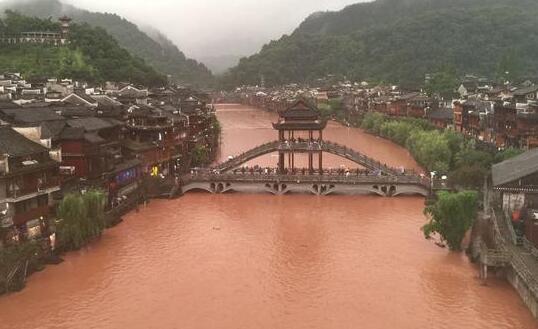 今明两天湘中以北持续大暴雨 未来可能有山洪和城乡积涝